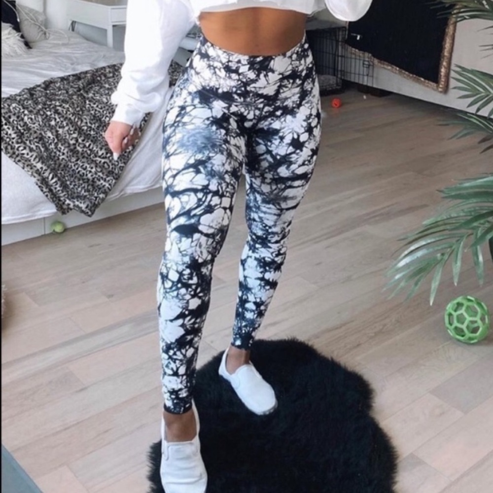LULULEMON Wunder Under Pant (Hi-Rise)
Shibori White Black Size 8